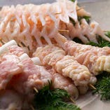 タタキは京都のメス親鳥「さくら鶏」を使用。餌にこだわり、長期間育成された、深い味わいを誇る純国産の鶏肉です。土鍋料理で使用する鶏肉は赤鶏さつまの骨付き肉です。