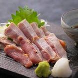 京都のメス親鳥「さくら鶏」を使用した、京ひね鶏のタタキ。