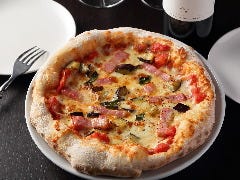 生地からこだわっている自慢のピザ。是非ご賞味ください。