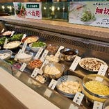 【多彩な食材】
紅イモなどの沖縄ならではの食材は必食です
