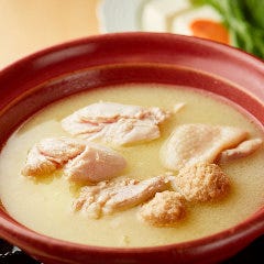 酔灯屋 天神店_【水炊き】宮崎地頭鶏のガラ炊きスープ凝縮されています。コラーゲンたっぷり白濁スープ