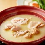 【水炊き】宮崎地頭鶏のガラ炊きスープ凝縮されています。コラーゲンたっぷり白濁スープ