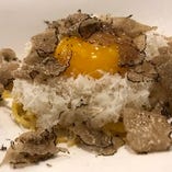 赤座農場「ゴトウサクラ」の卵とパルメザンチーズ、サマートリュフの自家製手打ちパスタ”タリオリーニ”
卵を崩して、濃厚カルボナーラ風に。