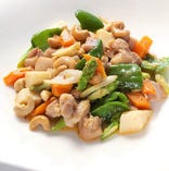 鶏とカシューナッツ炒め
-Diced Chicken W/Cashew Nuts-