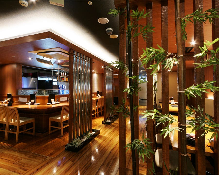 モダンな雰囲気で洗練された空間の牛たんささ川 北千住西口店のカウンター席が並んでいる様子