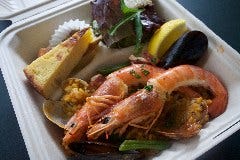 大人気のタパスとパエージャのセットです♪
