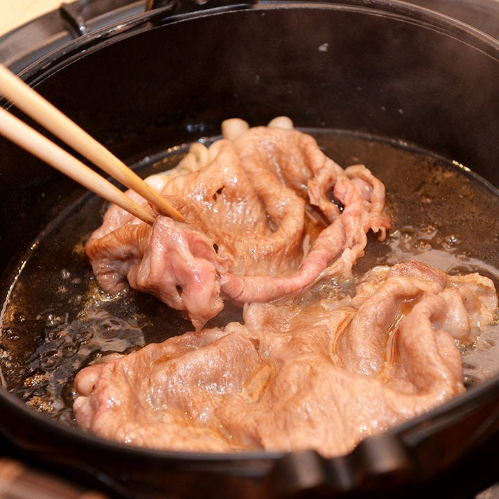 A5黒毛和牛すき焼きコース6,600円は肉の旨味が際立つ逸品です。
