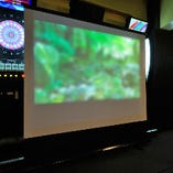 プロジェクターの画像は大型スクリーンはもちろん、店内に6台設置されているTV画面にも映し出すことができます。