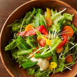 旬の野菜を約10種類使用した「いろいろ野菜の彩りサラダ」