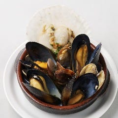 スペインのちょっと居酒屋 バルマル 赤坂見附_貝の白ワイン蒸し　サフラン風味