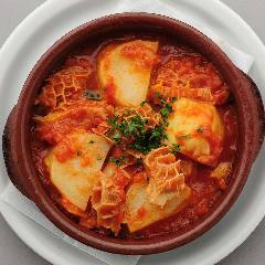 スペインのちょっと居酒屋 バルマル 赤坂見附_【マドリッド風ハチノスの煮込み～カチョス～】
牛ハチノスをじっくり柔らかくピリ辛に煮込みました。
その他、〆に食べるのがスペイン流の『ラム肉』や、『砂肝のアヒージョ』など、種類豊富な【肉】ご用意しとております。
