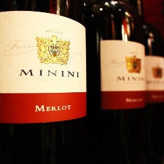 スペインのちょっと居酒屋 バルマル 赤坂見附_大好評！量り売りワイン
1500mlのマグナムボトルから飲んだ分だけお会計！
100cc200円でご提供致します。赤メルロー、白トレビアーノ。会社帰りの一杯や、ちょい飲みにも最適です！