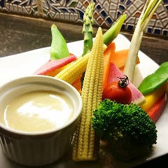 スペインのちょっと居酒屋 バルマル 赤坂見附_厳選野菜を使用したバーニャカウダ！
野菜ソムリエのこにたんが厳選したお野菜を3種のソースで召し上がれ！女性に大人気の一品です。