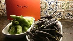 スペインのちょっと居酒屋 バルマル 赤坂見附_真黒なツタンカーメンのえんどう豆。珍しい旬の野菜を取り揃えております。