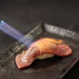 ＜カルビ肉寿司＞
鮮度抜群だからこそご提供できる肉本来の深い味わいをお楽しみ頂けます。