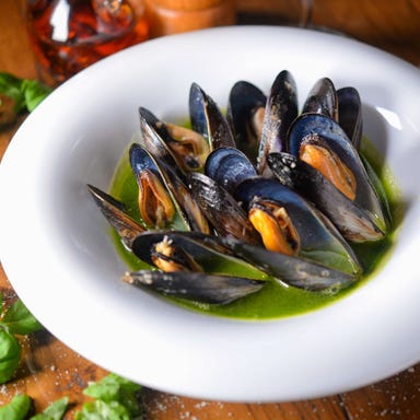 スパニッシュイタリアン Dai_ジェノベーゼソースに浮かぶ ムール貝の白ワイン蒸し