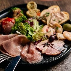 迷ったらまずは「前菜盛り合わせ」を！オススメです。