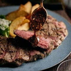 メインのオススメはステーキ。マスタードバルサミコソースで。