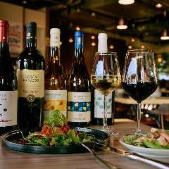 料理に合うワイン。ナチュラルワインもグラスで楽しめます。