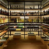 ガラス張りのウォークインワインセラーには150種以上のワイン。