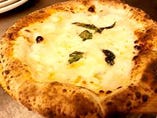 ４種類のチーズのピッツァ　“クワトロフォルマッジョ”