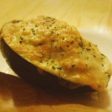 アボカド明太チーズ焼き（クラッカー添え）
