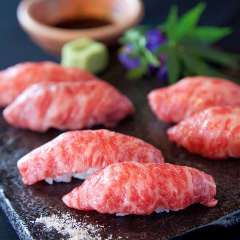 厳選牛を贅沢に使用した6種の炙り肉寿司が食べ放題