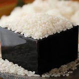 自慢の鳥料理に合わせ、お米はあきたこまちのみを使用。ふっくらとした食感と甘味のバランスが秀逸