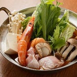 エビや帆立などの魚介の旨味を鶏肉や野菜がさらに高める「海鮮ちゃんこ鍋」