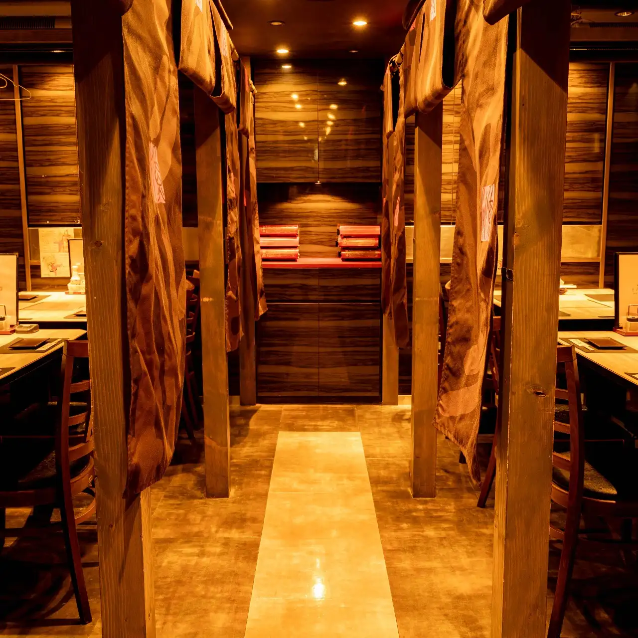 上野で牡蠣が楽しめる海鮮居酒屋今日ワ魚の半個室。木を基調としたカジュアルでおしゃれな雰囲気