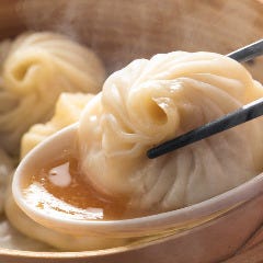 アツアツで旨みたっぷりのスープがたまらない、小籠包4個480円
