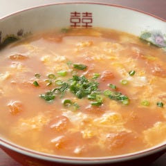 トマトの酸味と卵の甘さがほどよく絡み合うトマトと卵のスープ