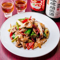 一品料理にご飯・スープ・お新香・杏仁豆腐が付いて680円～