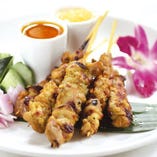 チキンサテー：パームビーチオリジナルのレシピで仕上げたシンガポールの代表的料理