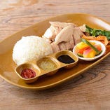 海南チキンライス：やわらか蒸し鶏のシンガポール名物料理。サラダ・スープ・デザート付き