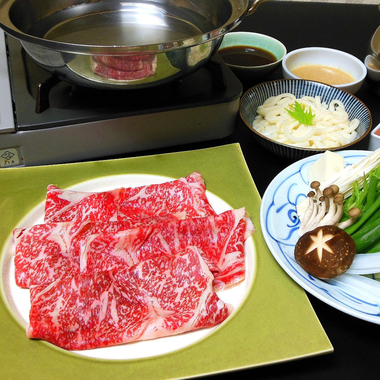 極上の味わい
特撰霜降り牛しゃぶしゃぶ