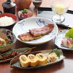 東京竹葉亭 なんば店_なんば店でご用意出来る鰻料理全てが入る鰻尽くしのコースです。