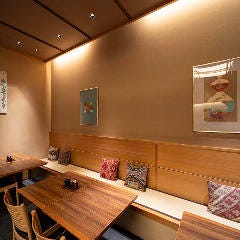 東京竹葉亭 なんば店_美味しい食事を囲みながら、和やかに過ごせる落ち着いた空間。