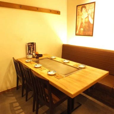 弁兵衛 横川店_全席鉄板付!テーブル席もご用意