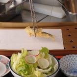 お客様の目の前で揚げた天ぷら
熱いうちに、さあどうぞ