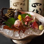 ご接待には、ワンランク上の『四季懐石』がお勧めです。師範 佐藤知良氏が選び抜いた高級食材を使用した大変豪華な内容です。職人技が冴える逸品の数々をご堪能くださいませ。