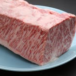 ブロックで仕入れているからこそ、上質なお肉をできる限りお手頃な価格でご提供することが可能に。
