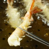 熟練の職人が、絶妙な揚げ加減で調理した天ぷらはサクサク