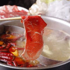 辛味のある麻辣とまろやかな白湯で肉や野菜・海鮮を味わう火鍋
