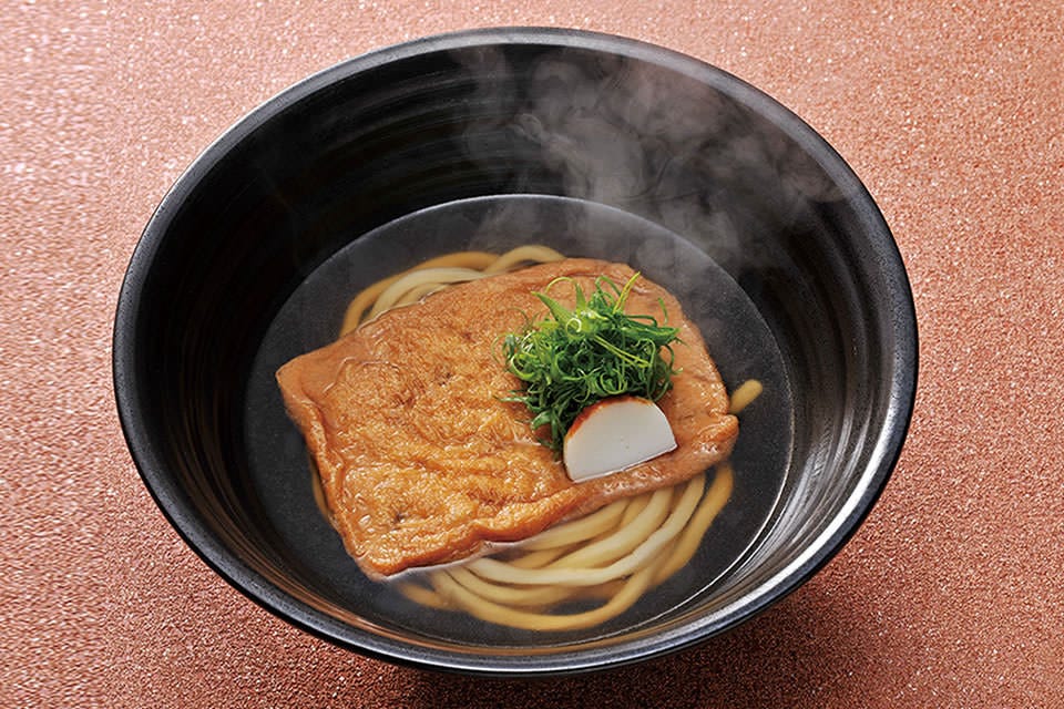 黒いどんぶりに入ったきつねうどん