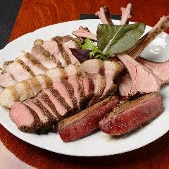 ワイワイ、ガッツリ豪快に！ワインと共に楽しめる肉料理がお勧め
