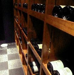 1階カウンター奥の隠し扉を開くと…なんとワインセラーが！！