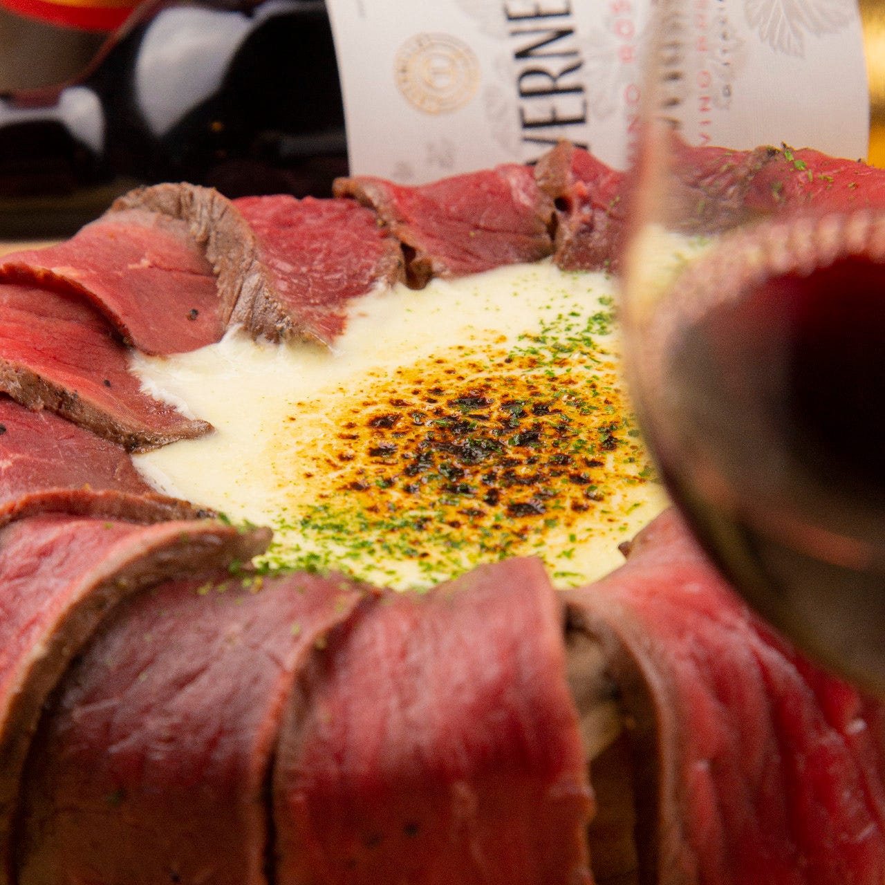 肉シカゴピザコース 3h飲放 チーズ ローストビーフの肉シカゴピザ 7品 4500円 4000円 の詳細 和牛ロングユッケ寿司とチーズ料理 肉バル ミート吉田 熊本店 熊本市 居酒屋 ぐるなび