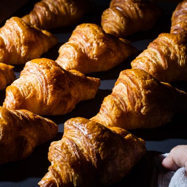 シロクマ三日月珈琲_自家製の焼きたてクロワッサンが自慢!