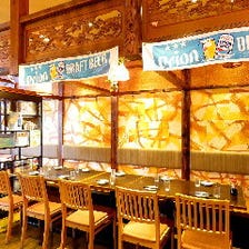 沖縄感じる店内